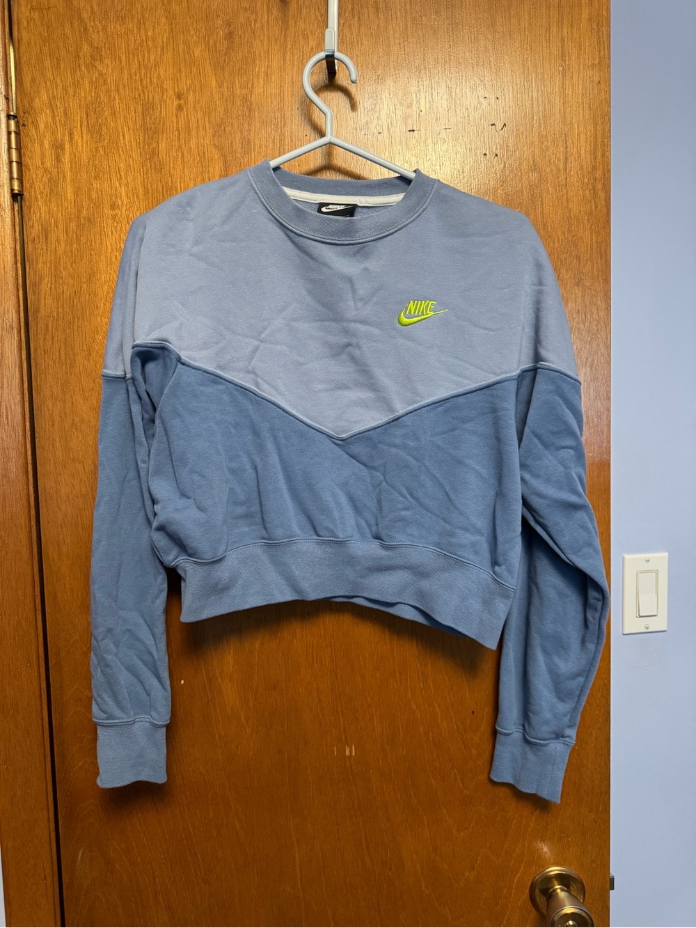 Nike Two-Tone Blue Cropped Crew Sweatshirt with Neon Logo
